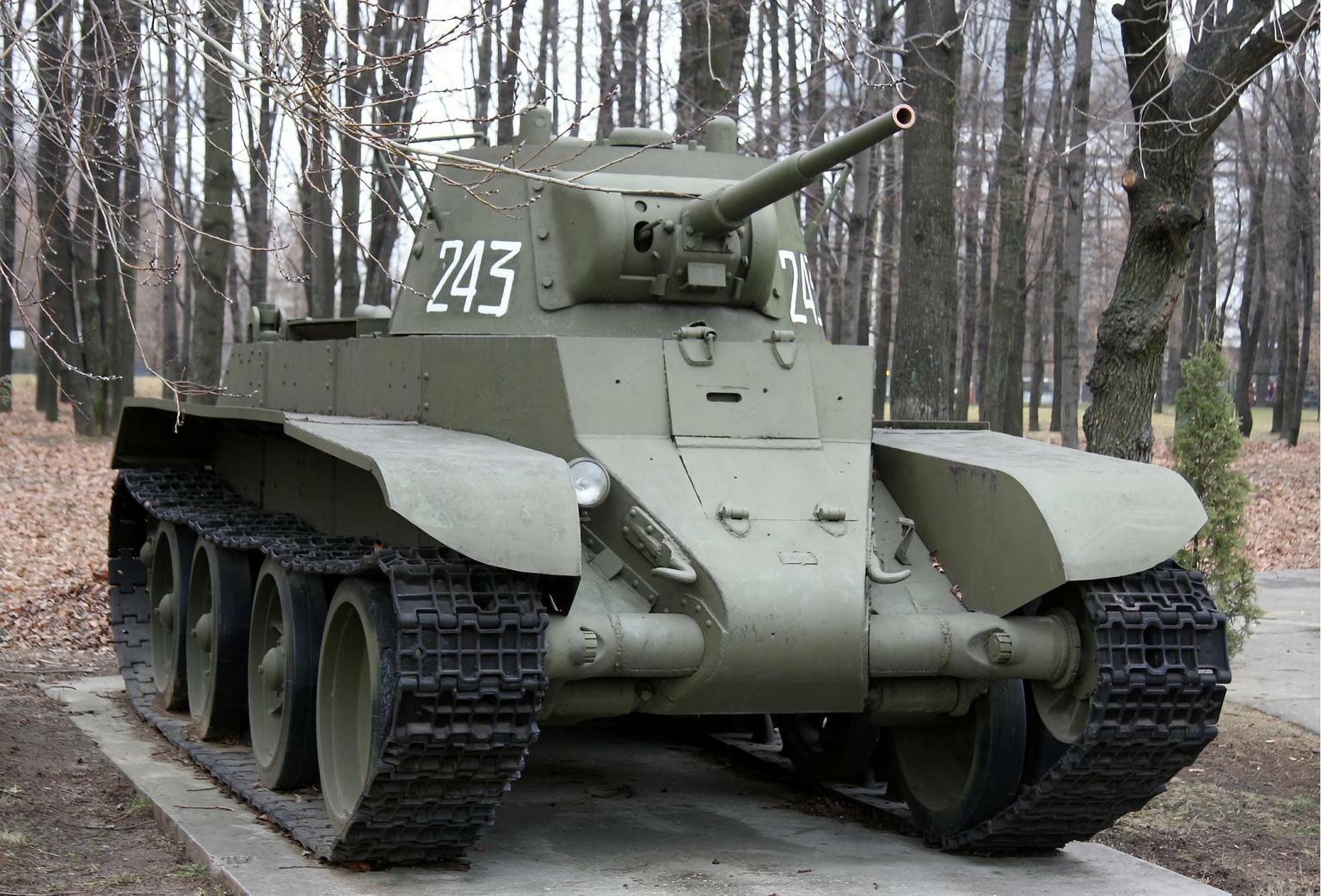 俄罗斯BT-7轻型坦克BT-7轻型坦克是苏联BT系列快速坦克的最后一种型号，在1