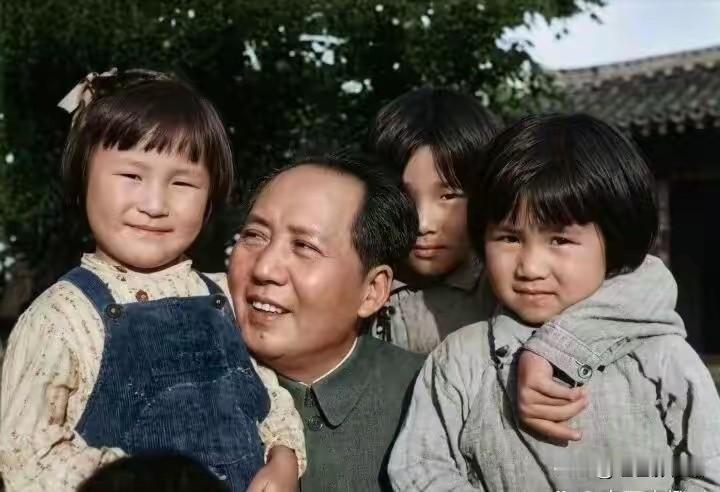 盛夏庭院，绿荫融融。毛主席与女儿李讷及其他孩童相伴相处，神情温和慈祥，尽显平易近
