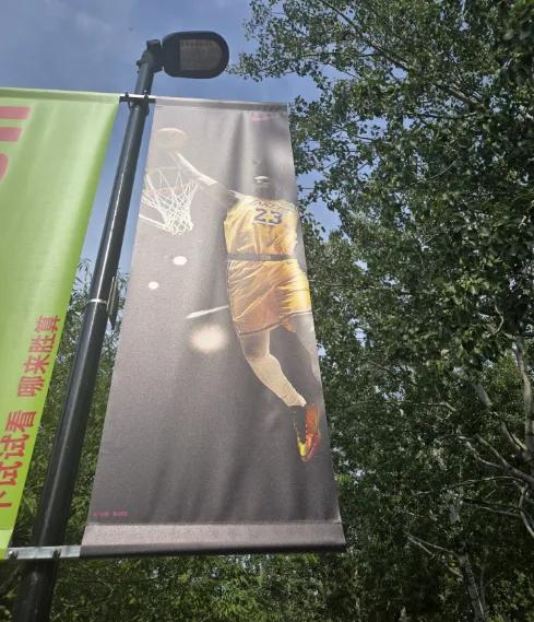 警惕潜移默化的奴化，看耐克 广告有感


最近在公园跑步，总能瞥见耐克新挂的大幅