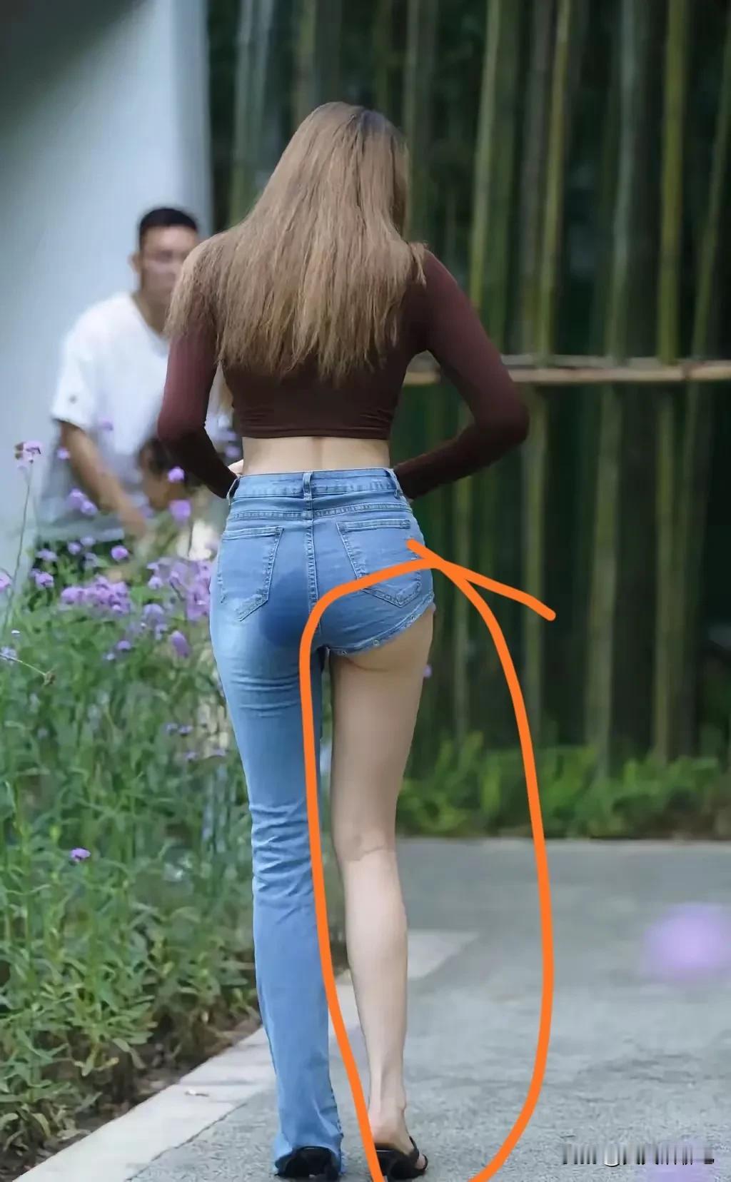 真不明白，
把好端端一条裤腿剪下，
图的什么？

有谁知道，
这是显摆呢？
还是