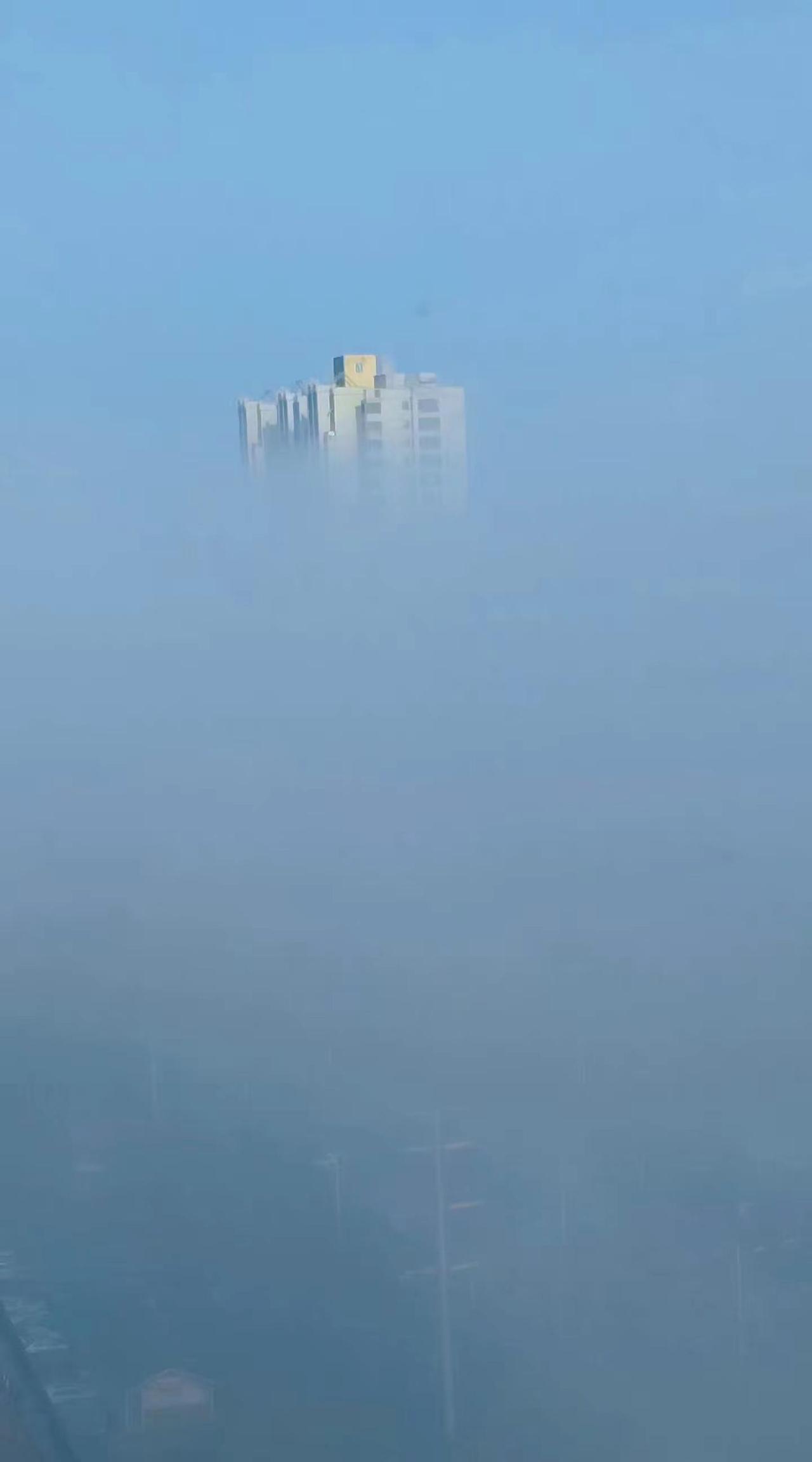 大雾弥漫，前方路况全靠猜，别问我去哪，我也得找不到😂