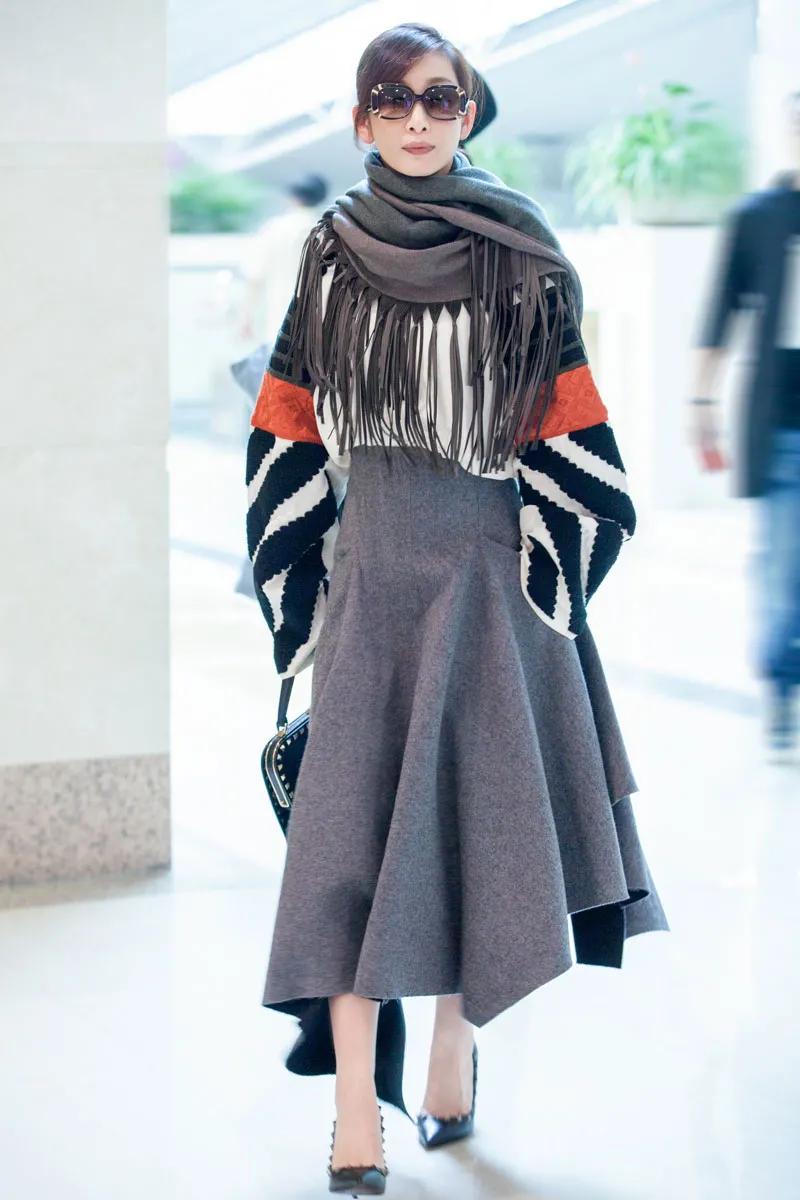 秦海璐这也太洋气了，整体搭配得宜，显年轻又有气质，上身的白色拼接上衣，袖口采用喇