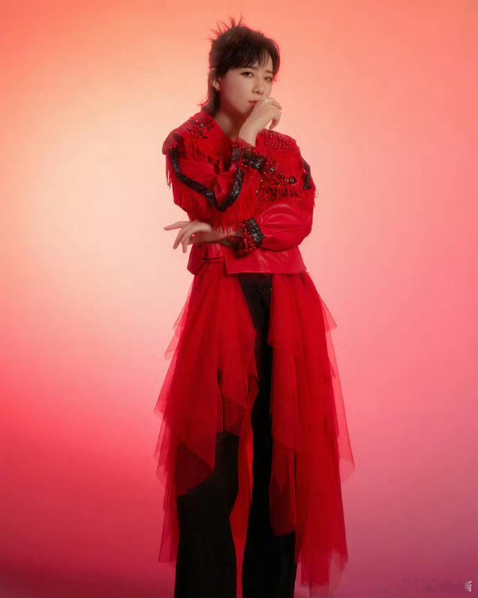 李斯丹妮国风造型  这是什么国风美少年下凡！丸子头干净利落，黑色长裤搭配红色薄纱