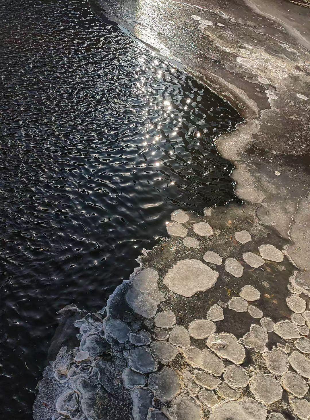 可是，你是否注意过，那些冰溜子背后隐藏的故事？在这个极寒的季节里，东北人用他们的