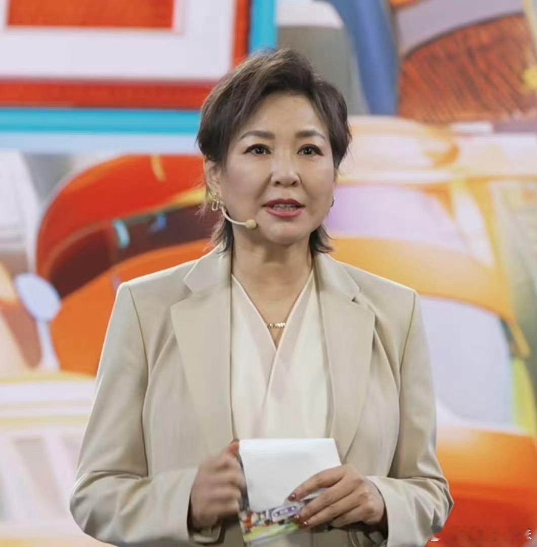 李静赵晓卉同框  李静赵晓卉梦幻联动 这是什么梦幻联动，李静和赵晓卉同框了，对李