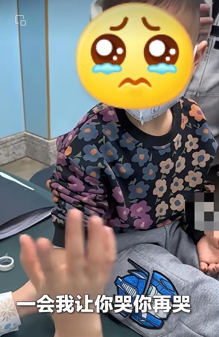 不愧被“央妈”点名报道了……

视频刷到沈阳一家医院里，护士给小男孩扎针的一幕，