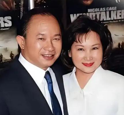 2012年，著名导演吴宇森确诊淋巴癌中期，变卖了北京的房产去美国治病。没想到8年