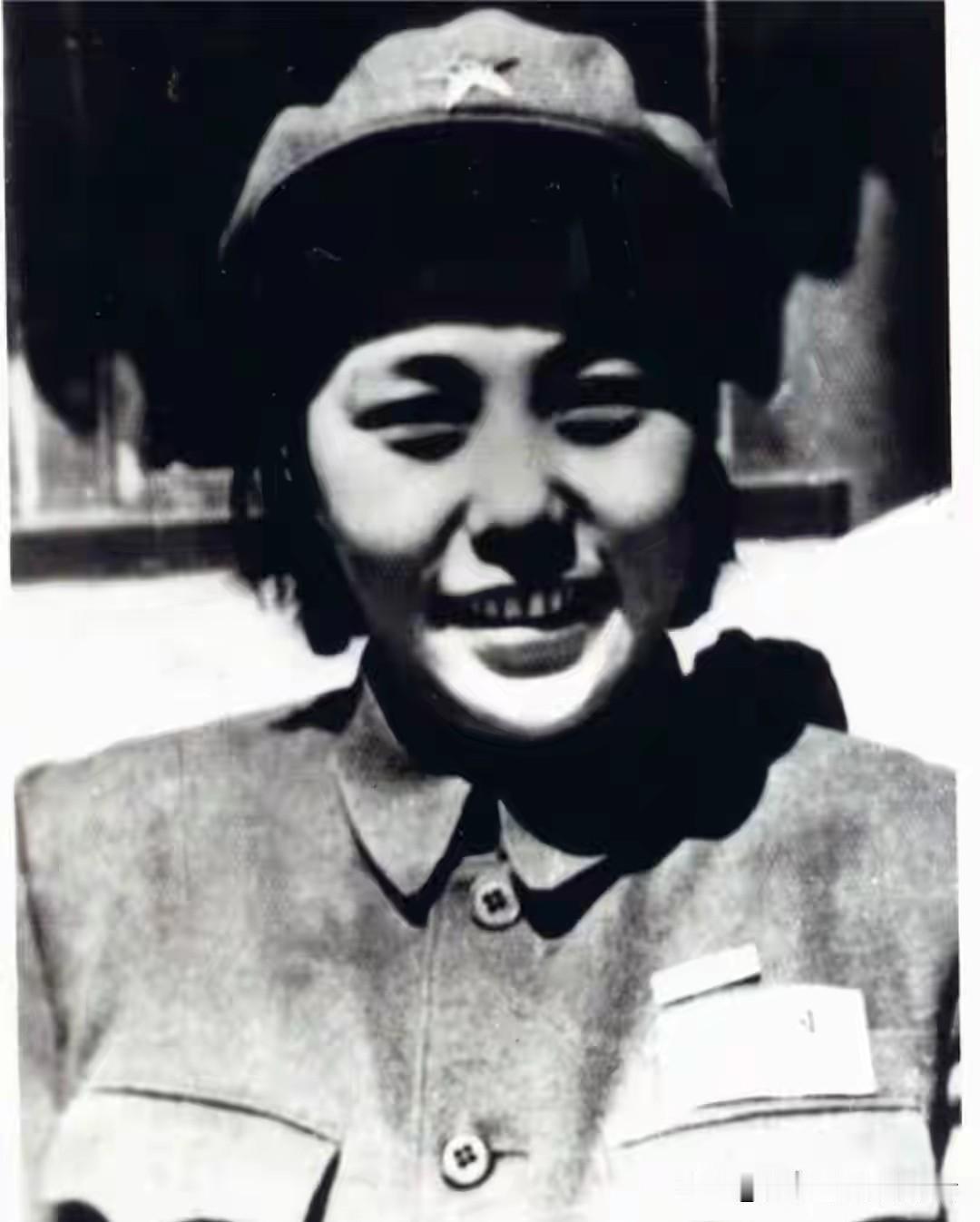 1909年，湖南慈利富商蹇家添了一位女儿，她便是蹇先任。她的父亲思想开明，从不重