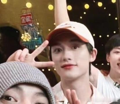 #好6团聚餐全员到齐合影#千盼万盼终于等到好六组到齐了，天知道当时大哥拍戏的时候
