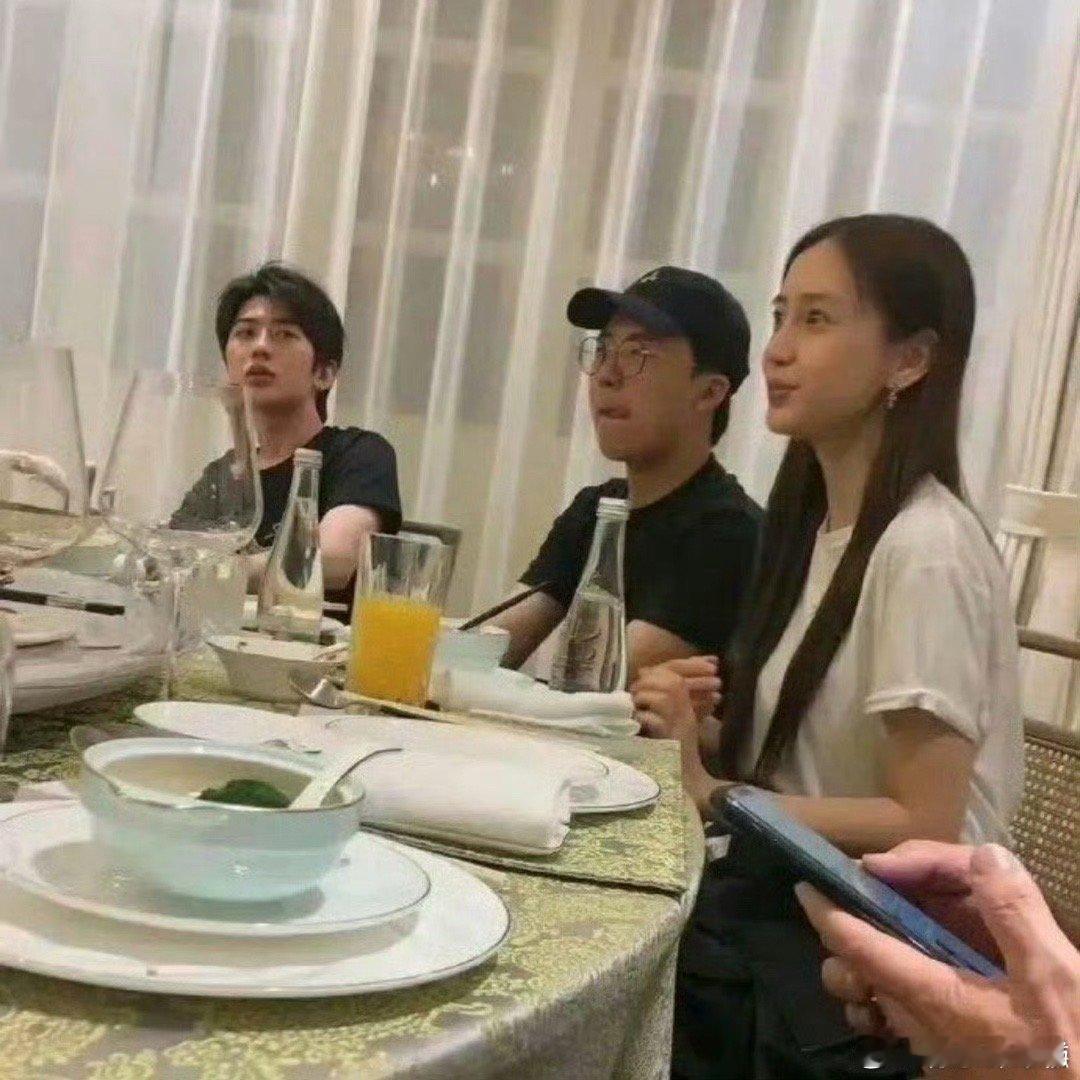 明星平时也很一般啊… 感觉和普通人没什么区别 ​​​