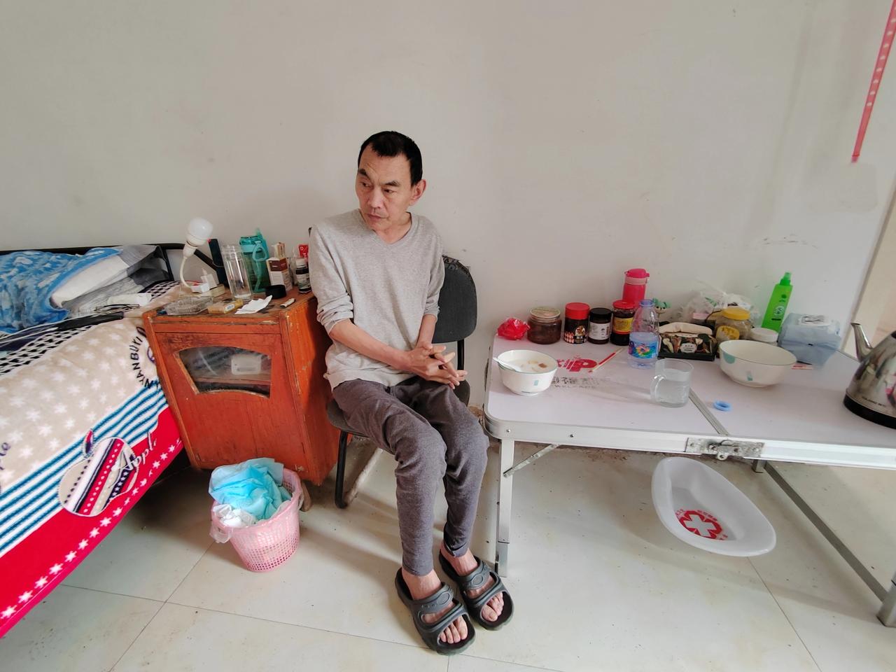 今天拍视频的时候，我爸突然不让我拍他了，并且态度非常不好，语气太硬了，这让我非常