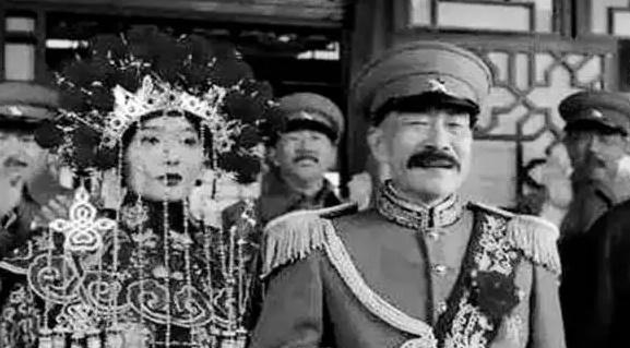 [太阳]1935年，张作霖的女儿张怀英在天津街头被混混挑衅，她性子烈直接甩了一巴