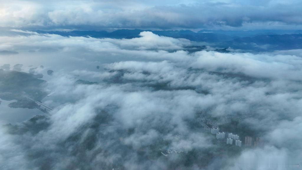 情感社区 【美丽家乡 浙江淳安——千岛雨霁 云漫山青】       夏日雨后，从