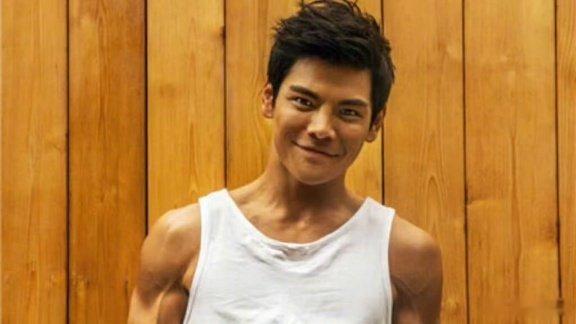 向佐撕掉标签直面真实自我大众提起向佐，只会定格在豪门星二代、搞笑名场面与各类吐槽