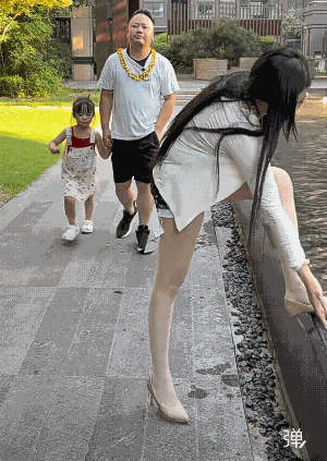 吊牌不拆，这是准备拍完退货?还是一家三口人一台戏?[捂脸]