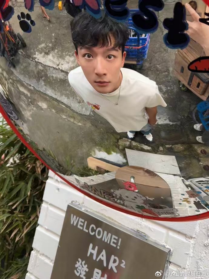 张晚意晒新剧杀青照张晚意但愿人长久杀青照 鲜花见证杀青时刻，张晚意告别孙家老三孙