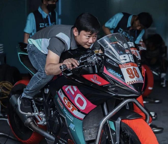 人民日报评张雪：奋斗是逆天改命密码！

应该加上一个前缀才对吧。

朝着正确的方