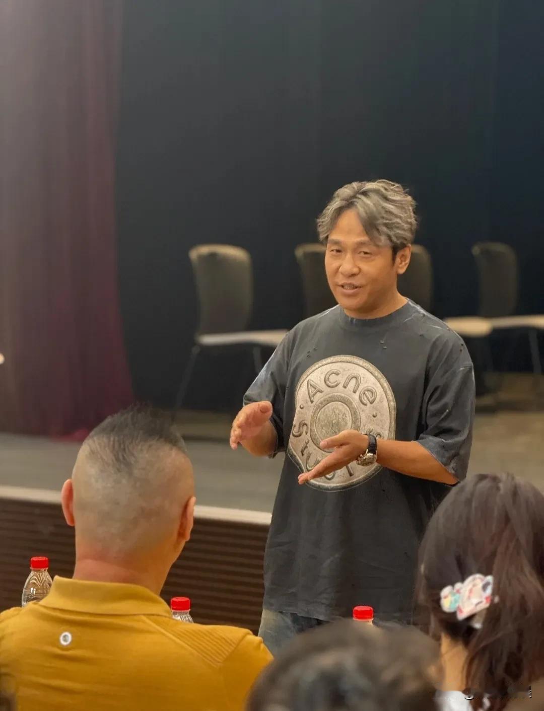 宋小宝现身上戏，他染着一头黄发，肤色偏黑，穿着宽松的T恤牛仔裤，显得个子矮不说，