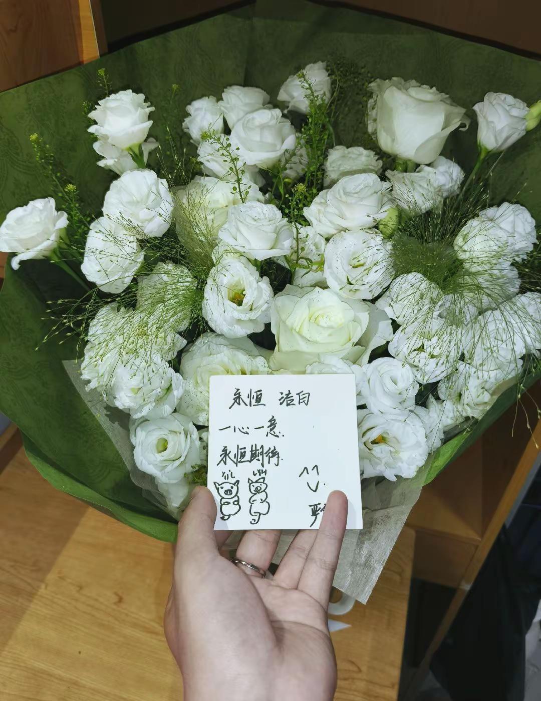 女朋友送我的一束花，真的无语死了....我还以为是啥呢，结果就是一束非常精致洋桔