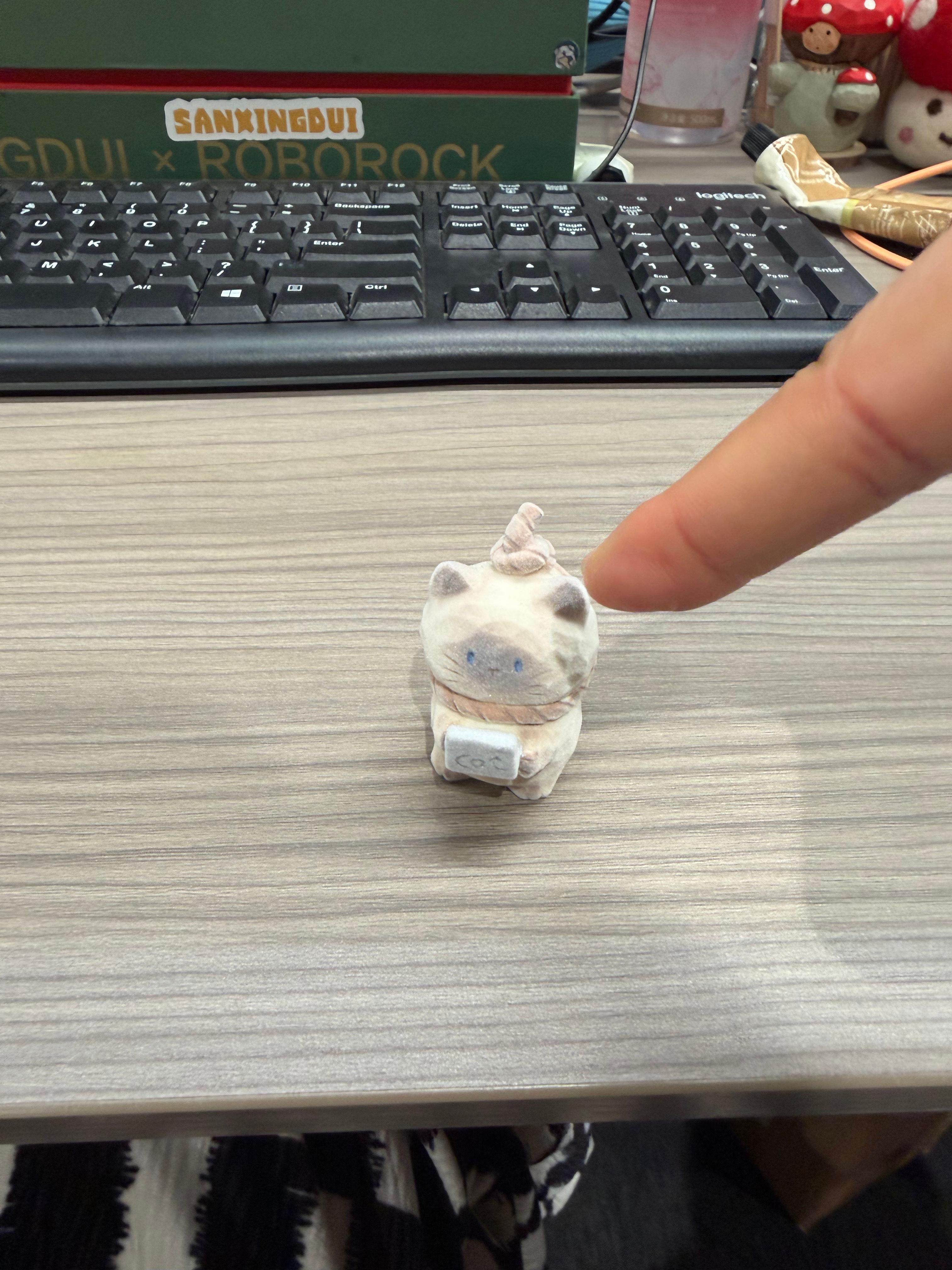 建议每天只上2分钟班别说了 现在还在加班就这样和小摆件一样上吊