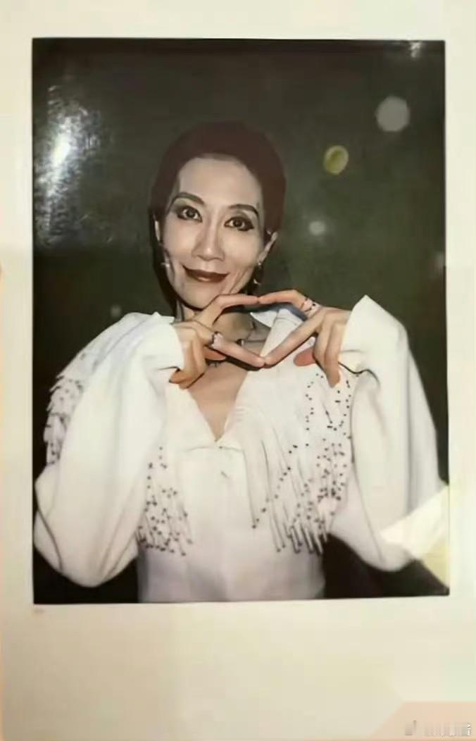 这应该是温峥嵘最想删除的照片吧。 6月12日，芒果台给温峥嵘拍的拍立得照片曝光，