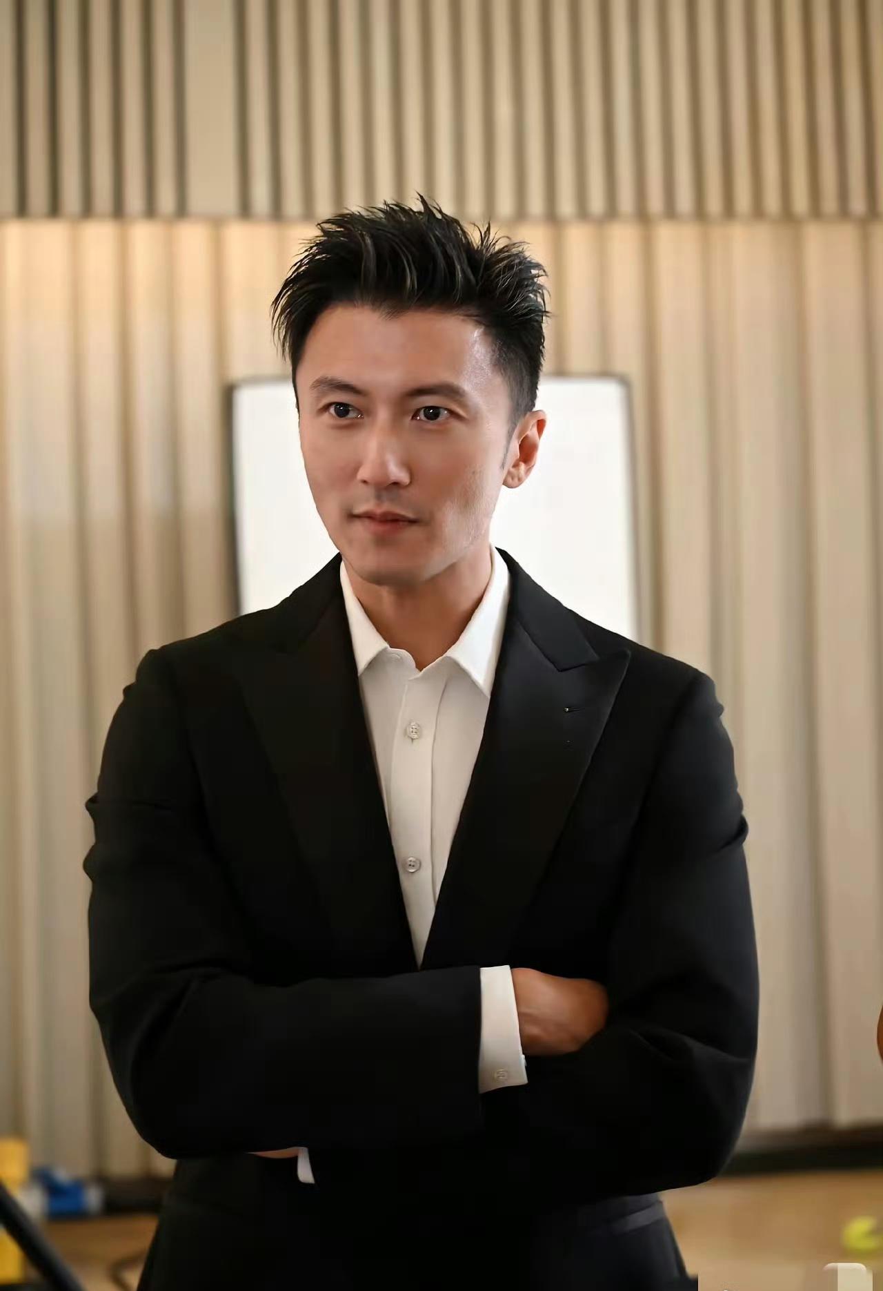 王菲是否信佛咱不清楚，但她的眼光确实毒辣。

窦唯成“仙”了。

谢霆锋成厨“神