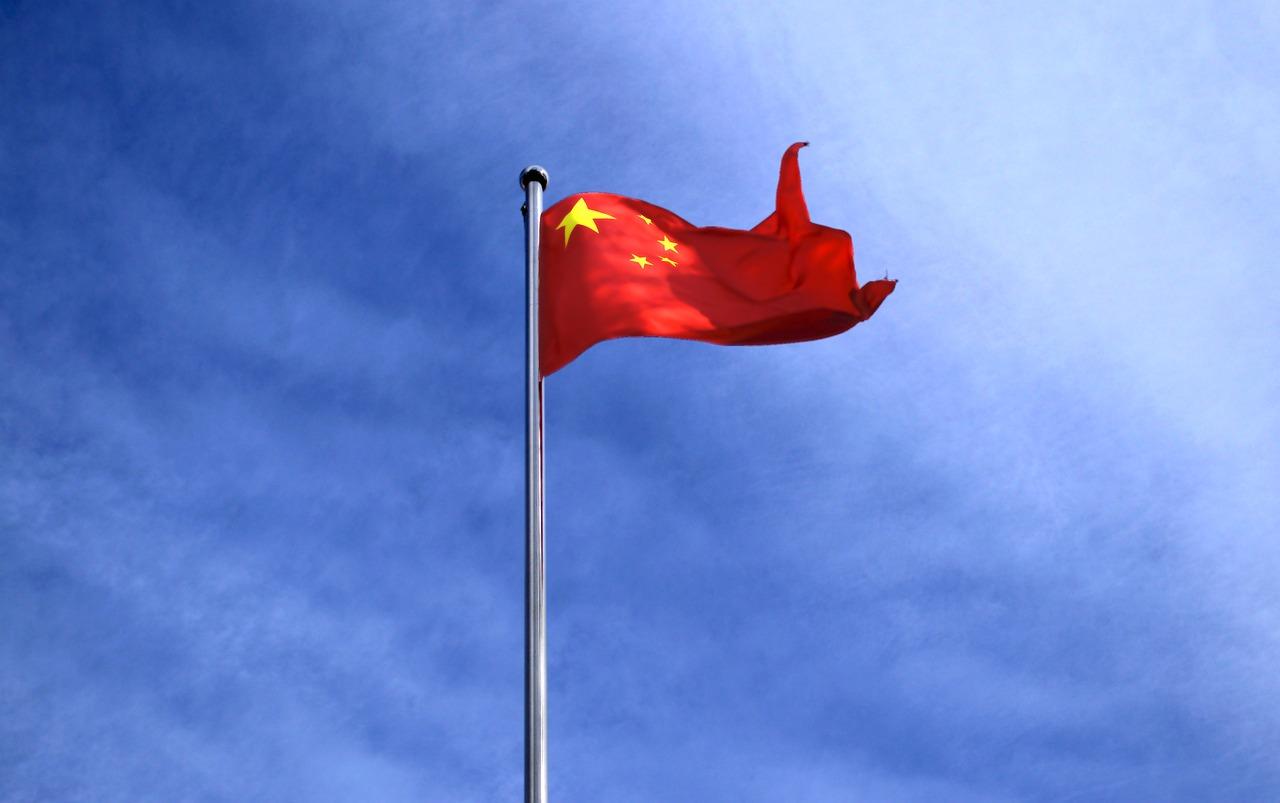 【如此“执拗”唱衰中国能得逞吗？】唱衰中国、拿中国说事是美国的老把戏。前不久，美