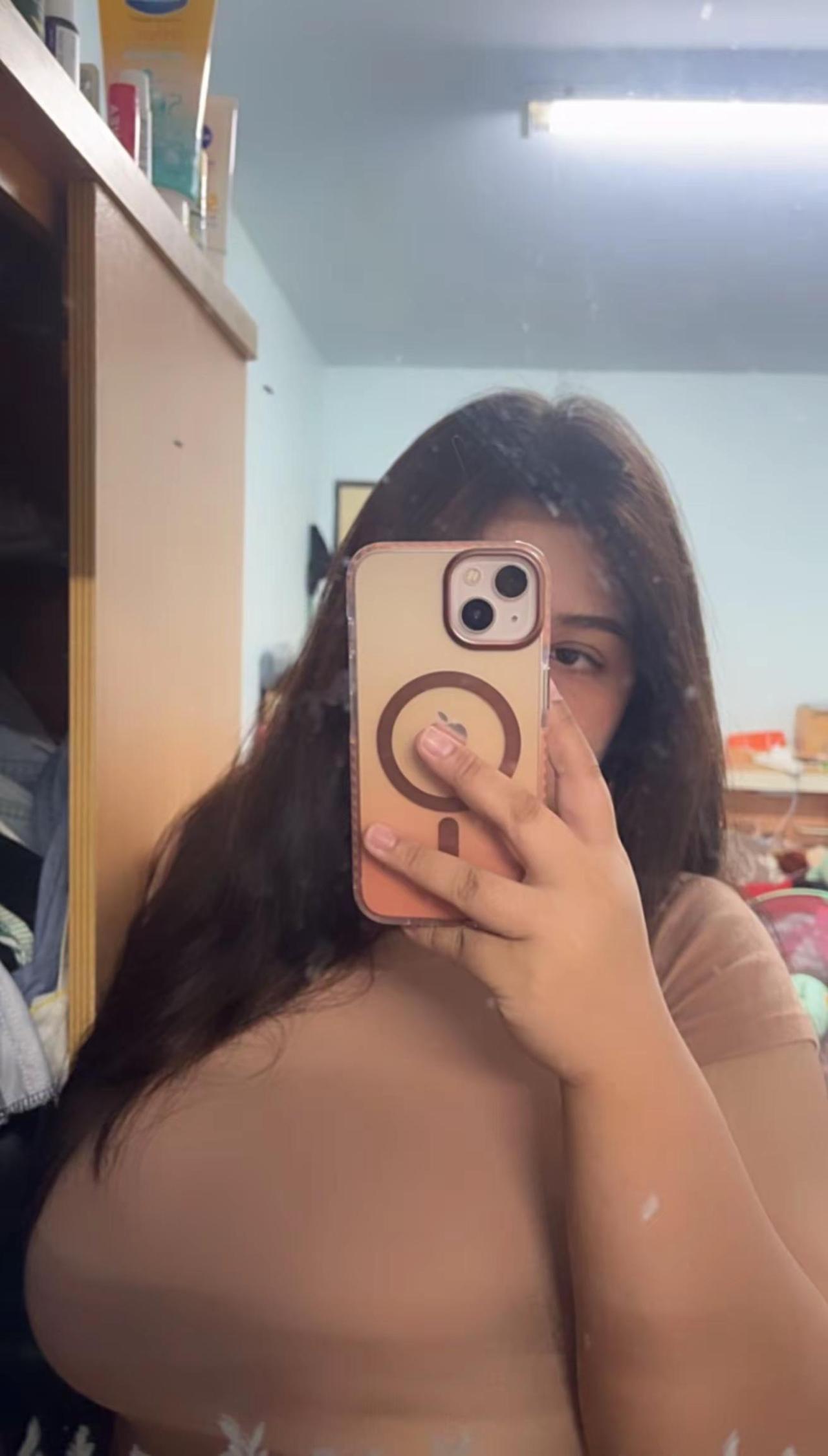 注意看这个女人叫小美。辣妹风穿搭