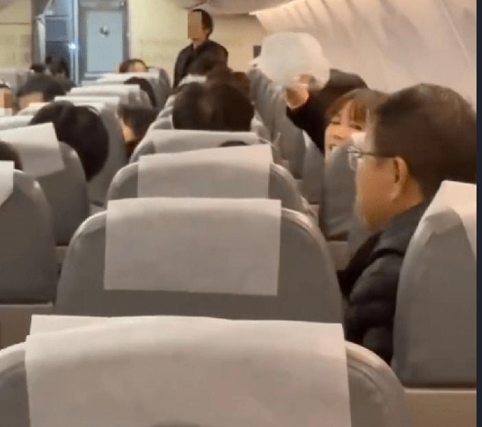 本周一（1日），一班由东京成田飞往上海浦东的春秋航空航班，因一名中国男乘客在机上