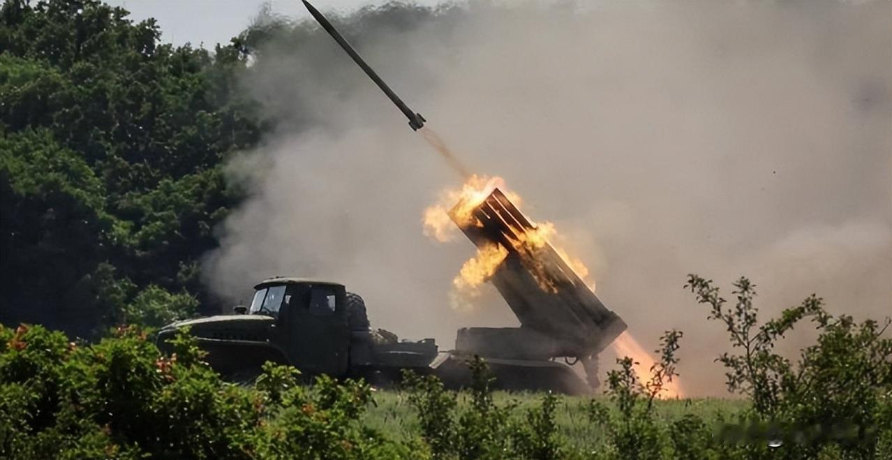泰军坦克碾压柬埔寨赌场，中国武器兄弟互拼，电诈窝点三天变废墟。
2025年12月