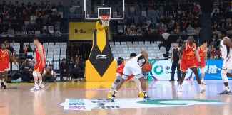 看着就疼！今晚辽宁男篮在CBA常规赛中对阵卫冕冠军广厦男篮，两队外援成为比赛主角