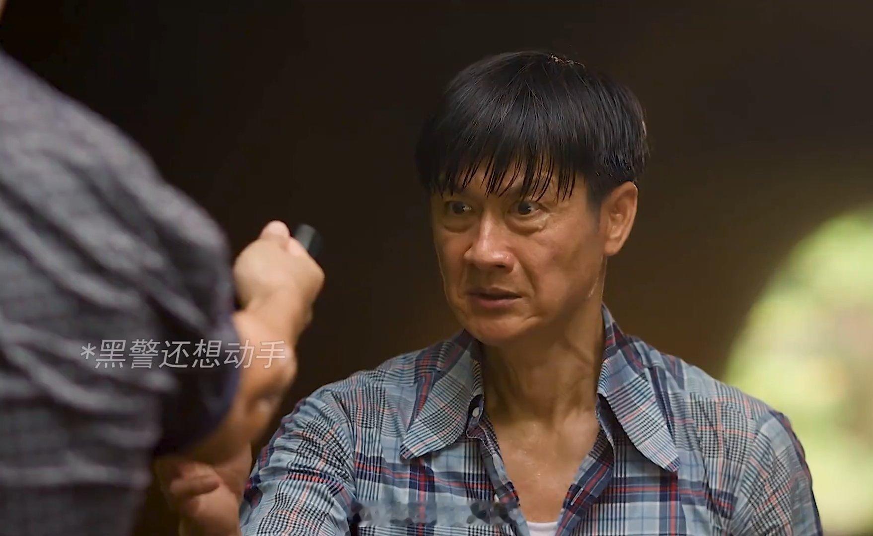 邓伟德打戏张力拉满邓伟德诠释底层小人物 每一套武打动作都富有情绪，刚劲有力的打戏