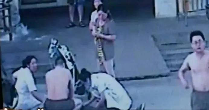 2014年，安徽一对小偷兄弟开着摩托车去偷狗，弟弟在前面开车，哥哥拿着毒弩瞄准。