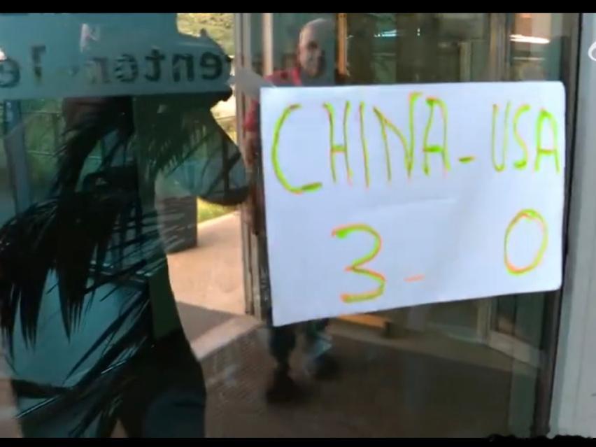 这可能是属于法国人的浪漫和加油助威吧，在中国女排租借的场馆大门，工作人员非常有爱