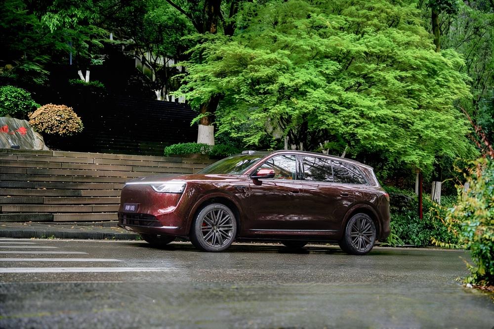 120km/h避障+80km/h侧向避让！问界M8把高速安全焊死了
跑高速最怕遇