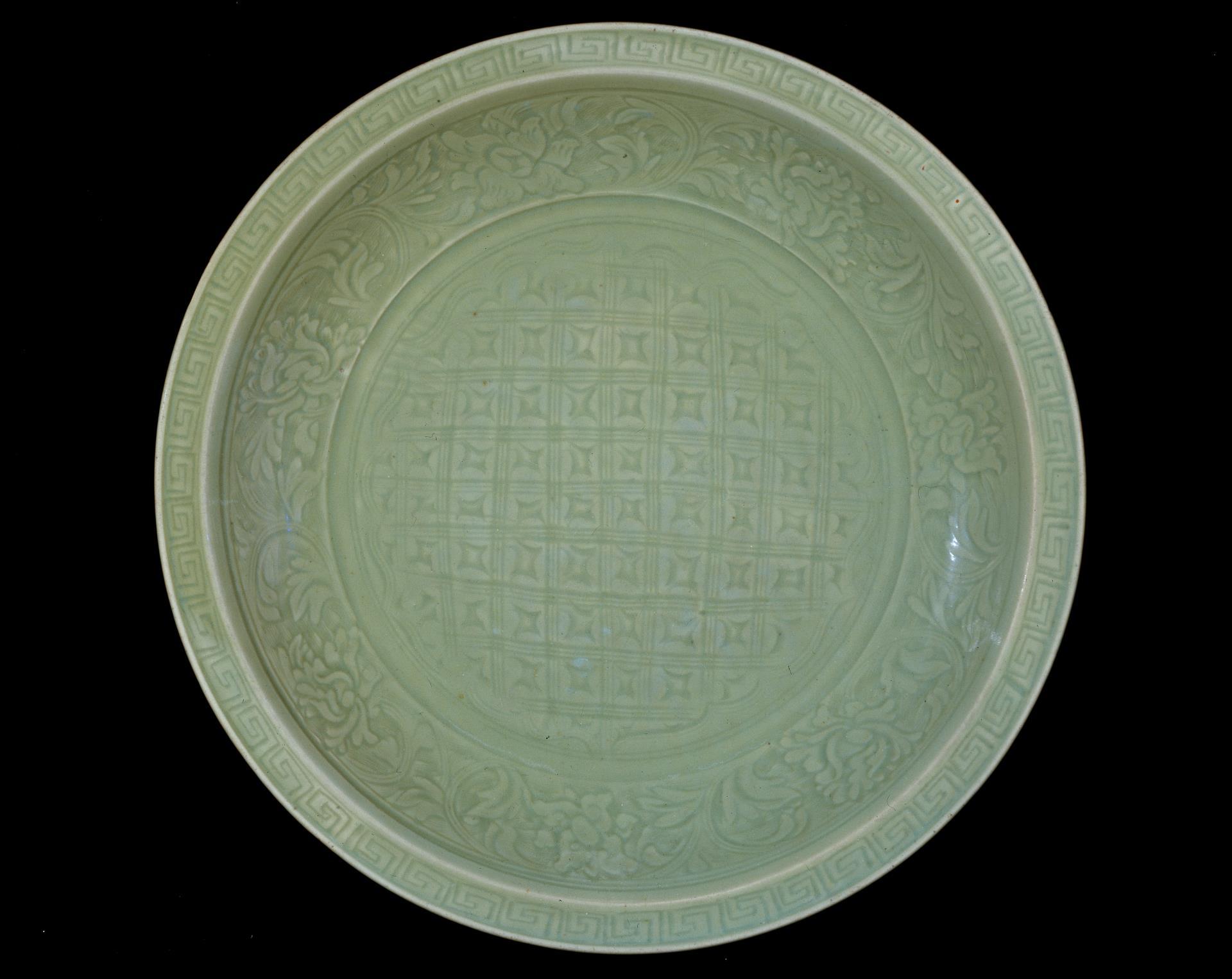 葡萄牙里斯本Calouste Gulbenkian美术馆藏明代龙泉窑大盘 