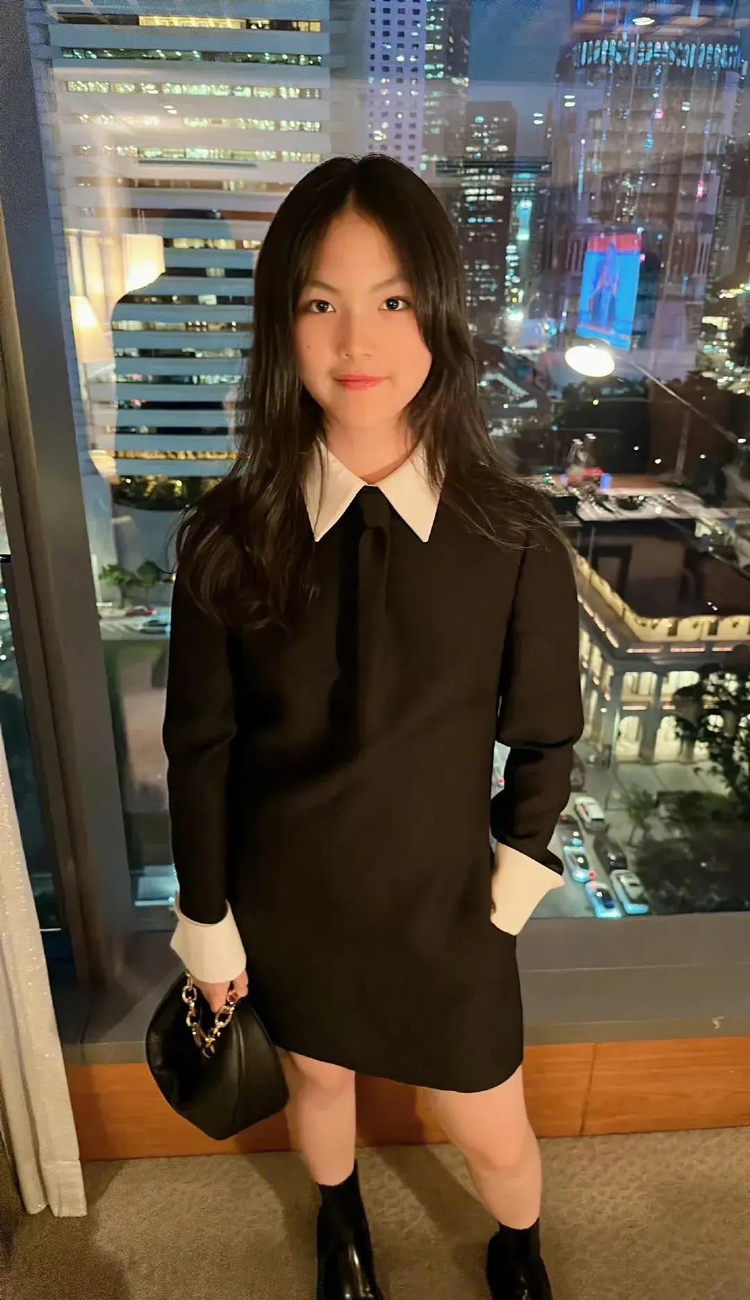 果然是女大十八变，越变越好看，王诗龄越来越有气质，也越来越美了。
穿白色翻领的小