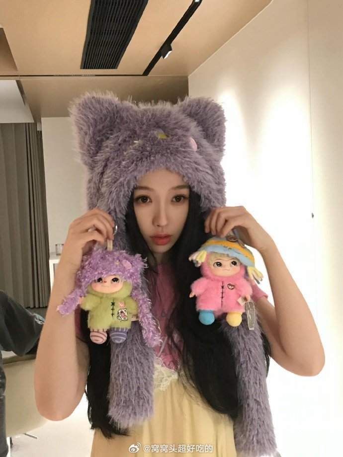 虞书欣更新IG，两个可爱的娃～舒心状态太好了，昨天线下看见她，真人又白又瘦超美，