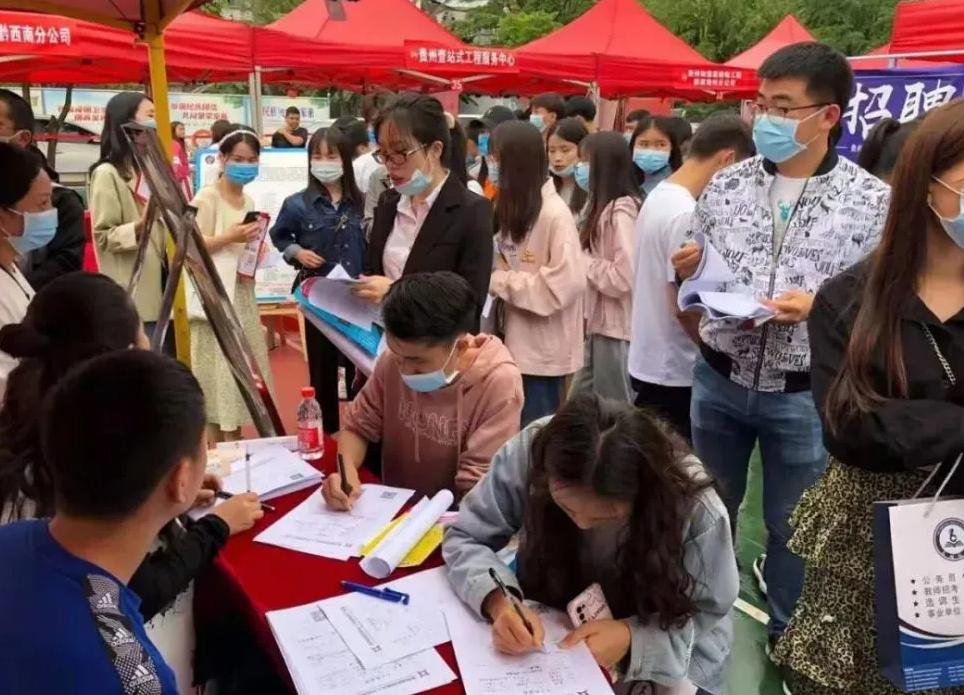 央媒谈考公考编热潮：并非所有人都适合体制内工作，研究生不应跟风
坦白讲，这话当然
