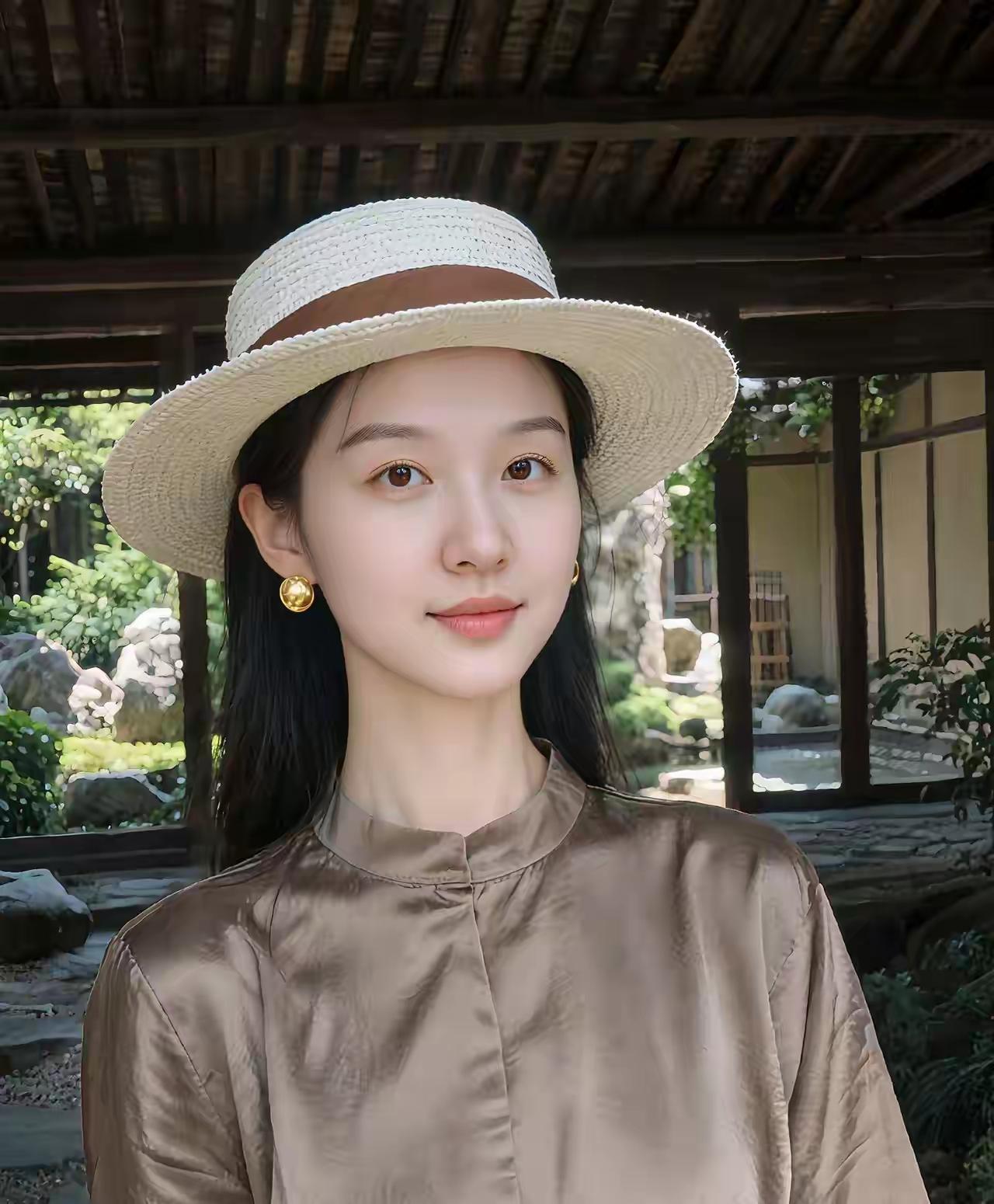 神似陈都灵的戴帽子女孩