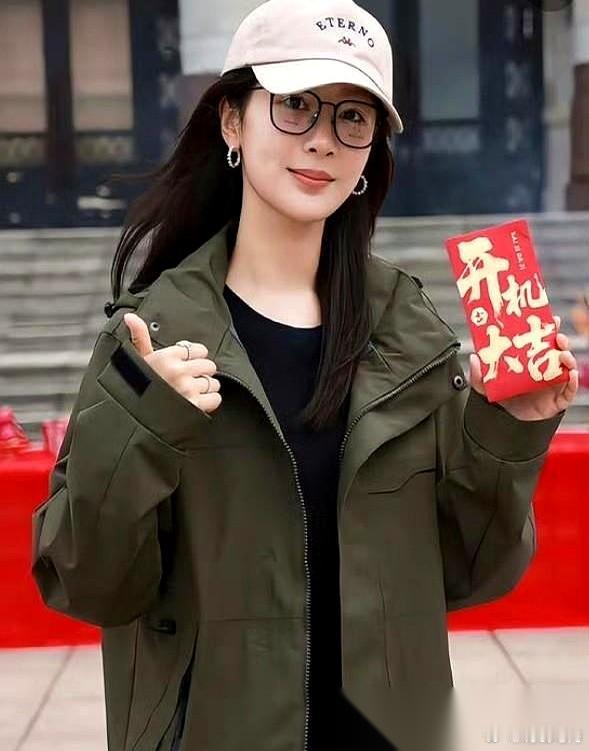 杨紫，你到底多久没回家了？550天，整整550天泡在剧组里。 《承欢记》刚播完，