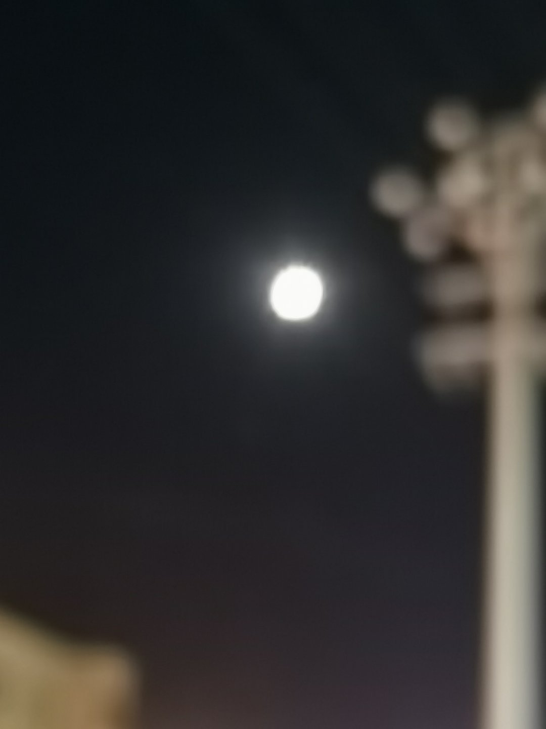 这个相机拍出了我近视600°摘掉眼镜看到的月亮！其实今天的月亮是一轮弯月！好离谱
