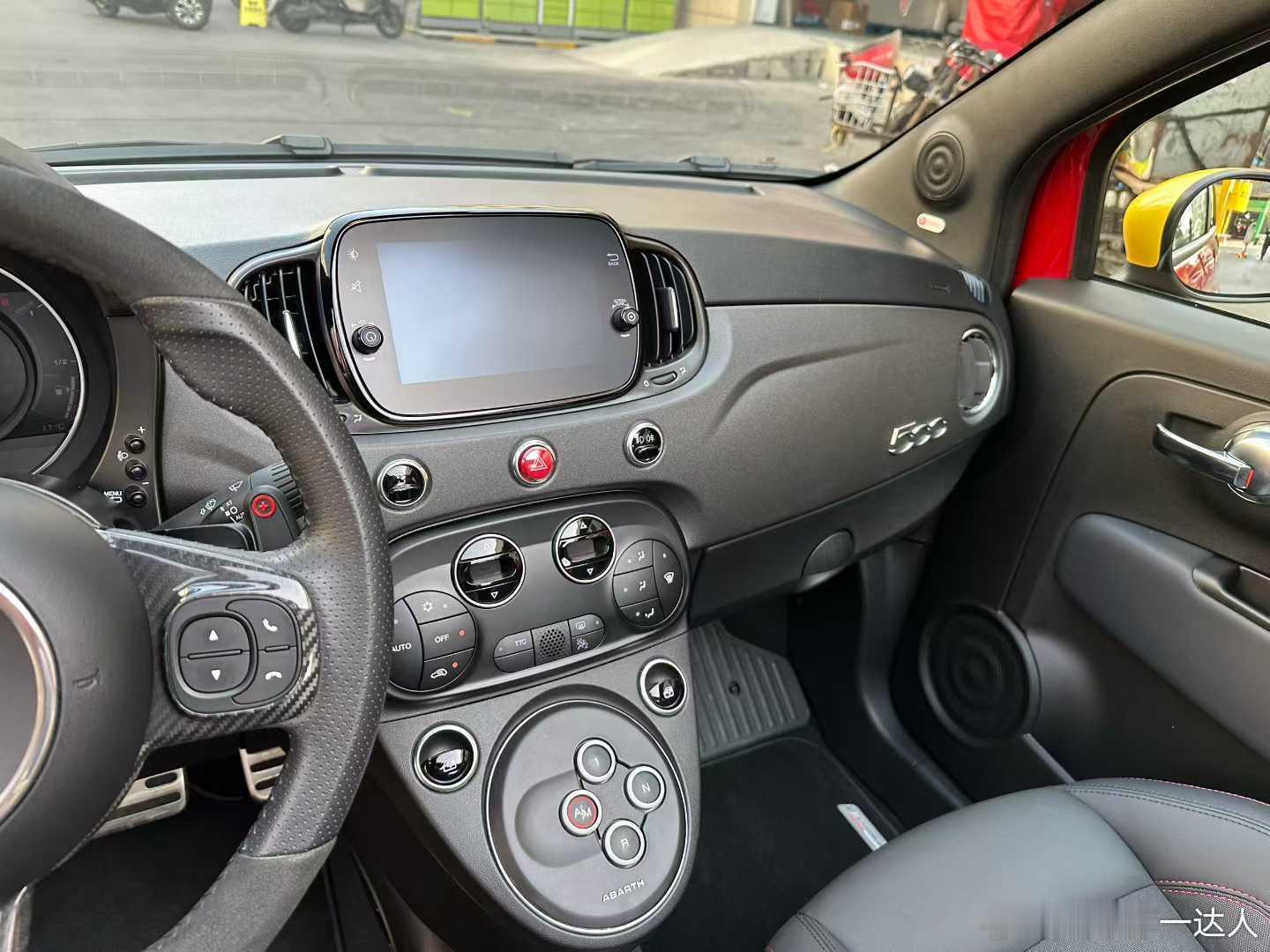 阿巴斯竞技版 软顶敞篷695c，23年4400公里，自动挡 选配：碳纤维真皮方向