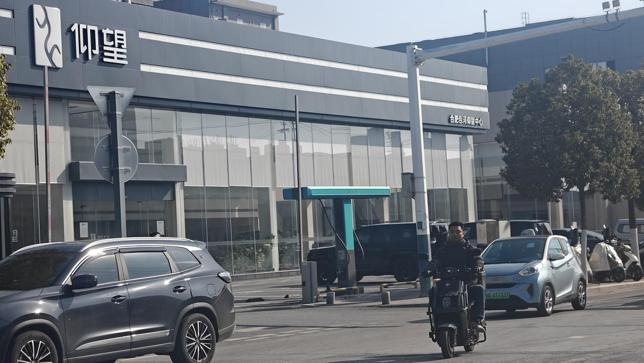 今天在包河汽车城那边看比亚迪的闪充桩，发现只有仰望的门口有闪充桩，腾势和比亚迪王