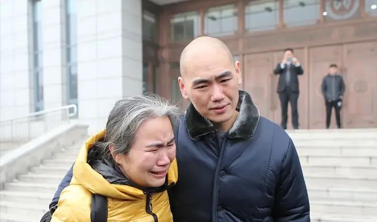 2005年，山东一个16岁少年被警察带进审讯室，要他供认强奸杀人的案情。少年吓坏