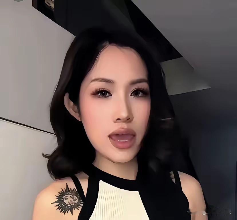 教师是人类灵魂的工程师，不光要教书还要育人，老师的三观也直接影响着学生！