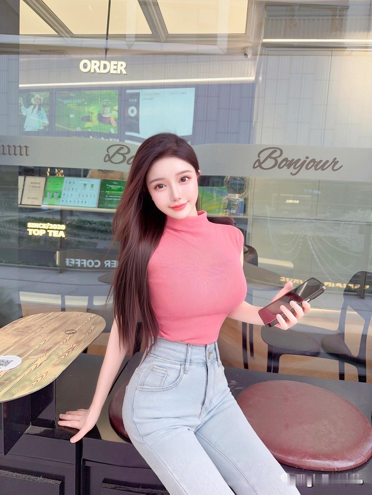 看到“粉衣美人倚栏立，笑语如花映窗明”，脑海里瞬间浮现出一幅绝美画面。一位身着粉