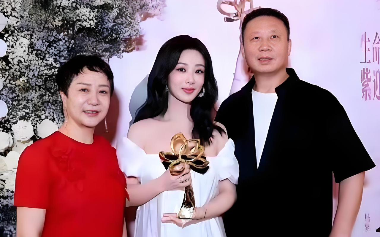 杨紫全家福让人羡慕，视后底气藏在温情家风里
 
白玉兰颁奖礼现场，杨紫与《生命树