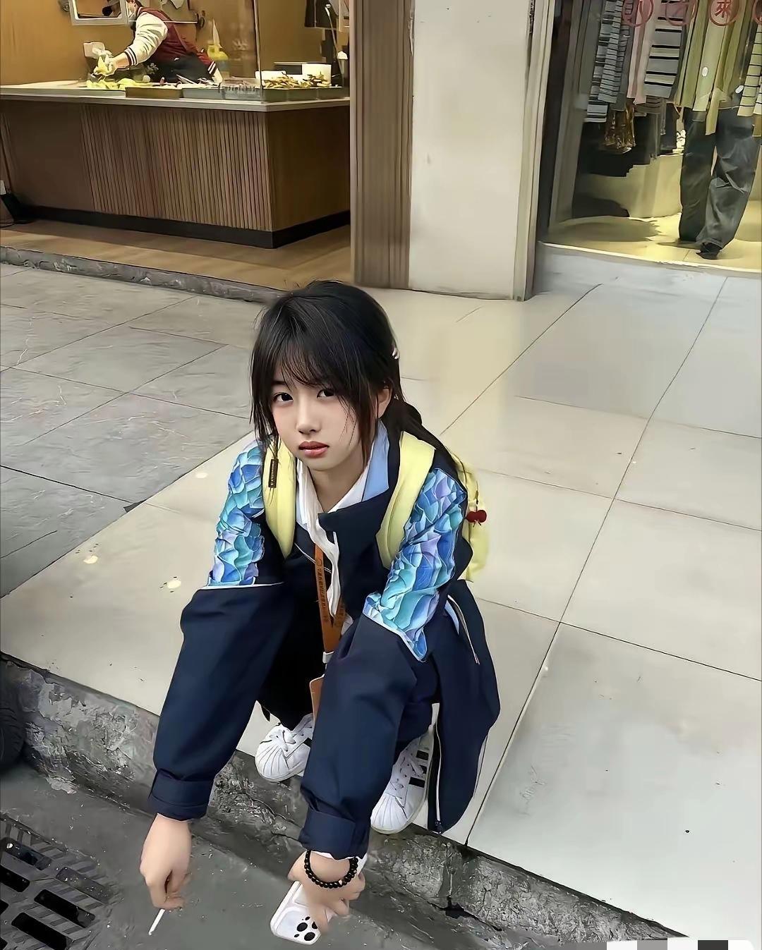 令人痛心的一幕！
[震惊][震惊][震惊]
面对这样的孩子
只能说是学校教育的失