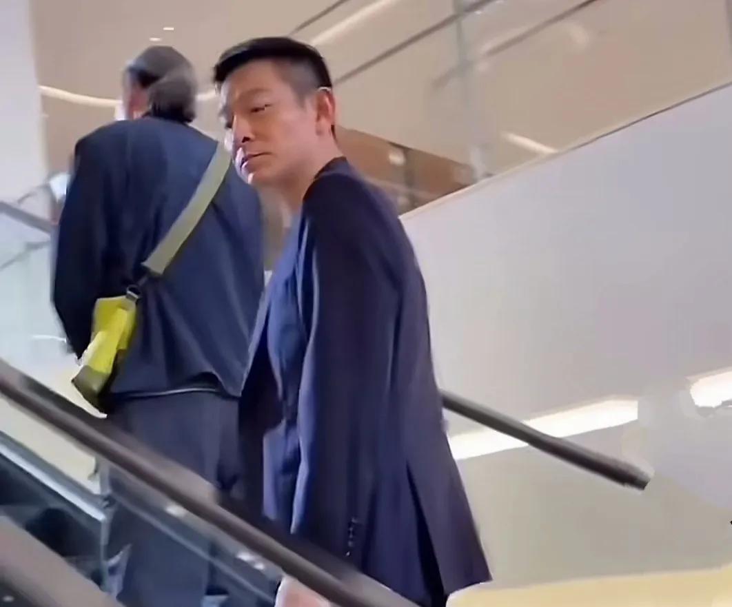 不在舞台中央的刘天王依然是型男！一身蓝色西装，内搭白色打底衫，干净利落的发型，皮
